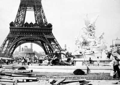 Costruzione della Fontana St. Vidal vicino alla Torre Eiffel, Esposizione di Parigi, 1889 da French Photographer